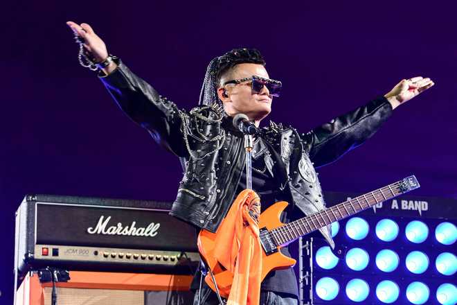 Tearful Ma bids Alibaba farewell with rock star show