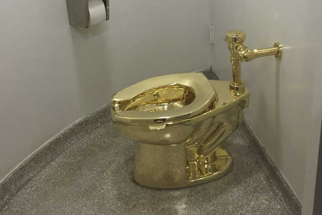 18-carat gold toilet stolen from British palace