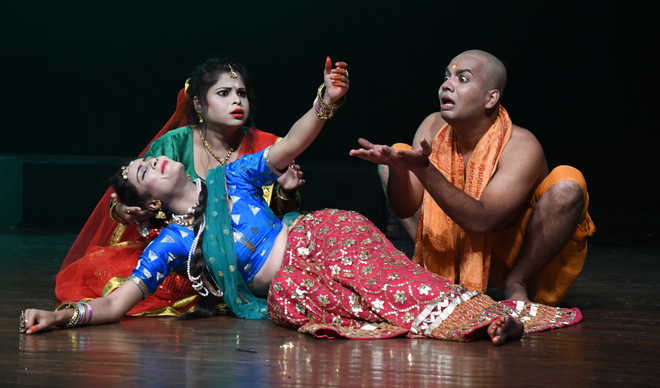 Hindi comedy play ‘Sadhu aur Sundari’ leaves audience in splits