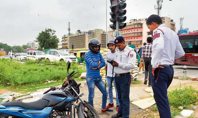 No fine, police to help traffic rule violators get helmet, licence in Hyderabad