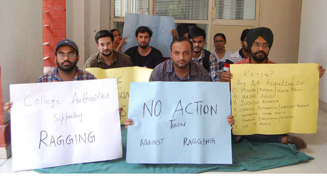 Jr resident doctors protest suspension of colleague
