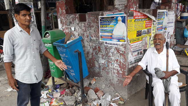 Police checkpost turns garbage dump